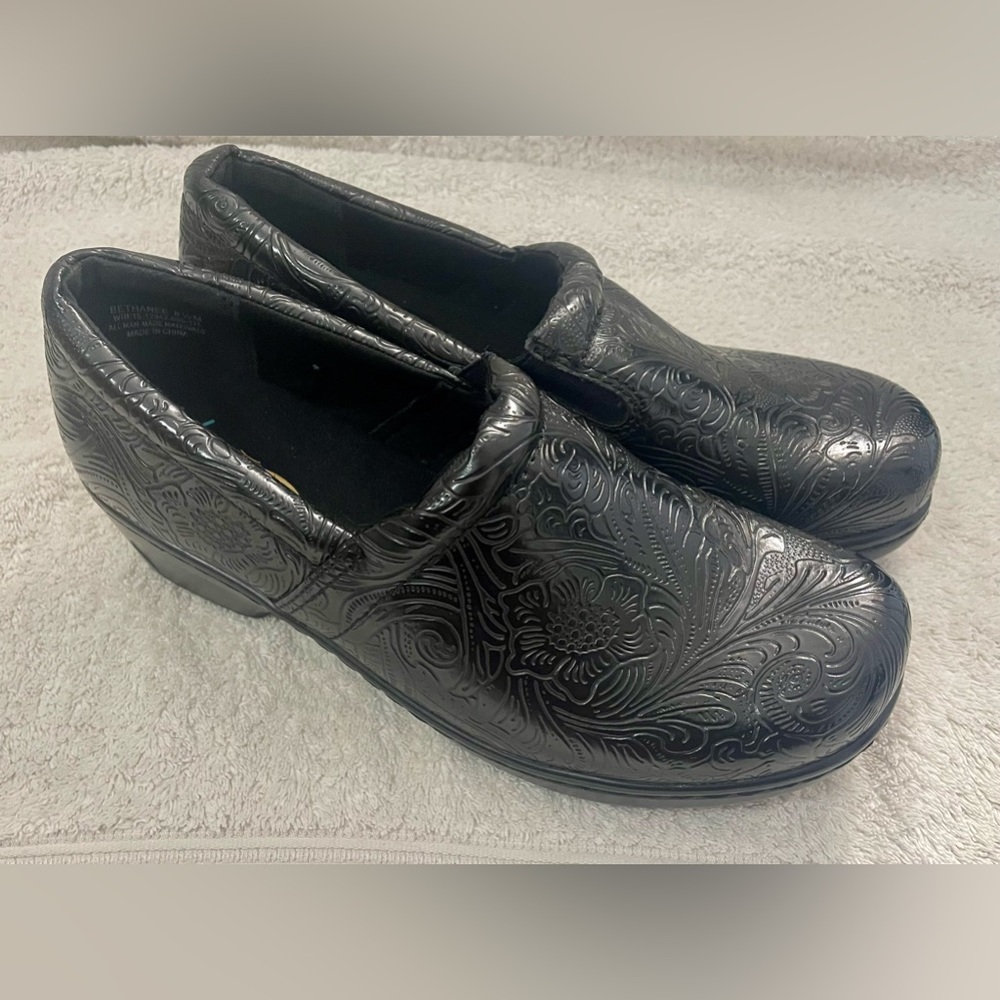 Yuu Bethanee Slip On Clogs Black Tooled, Size 8.5